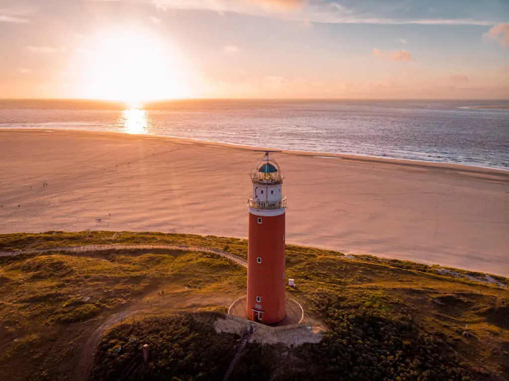 De vuurtoren op Texel bij zonsondergang