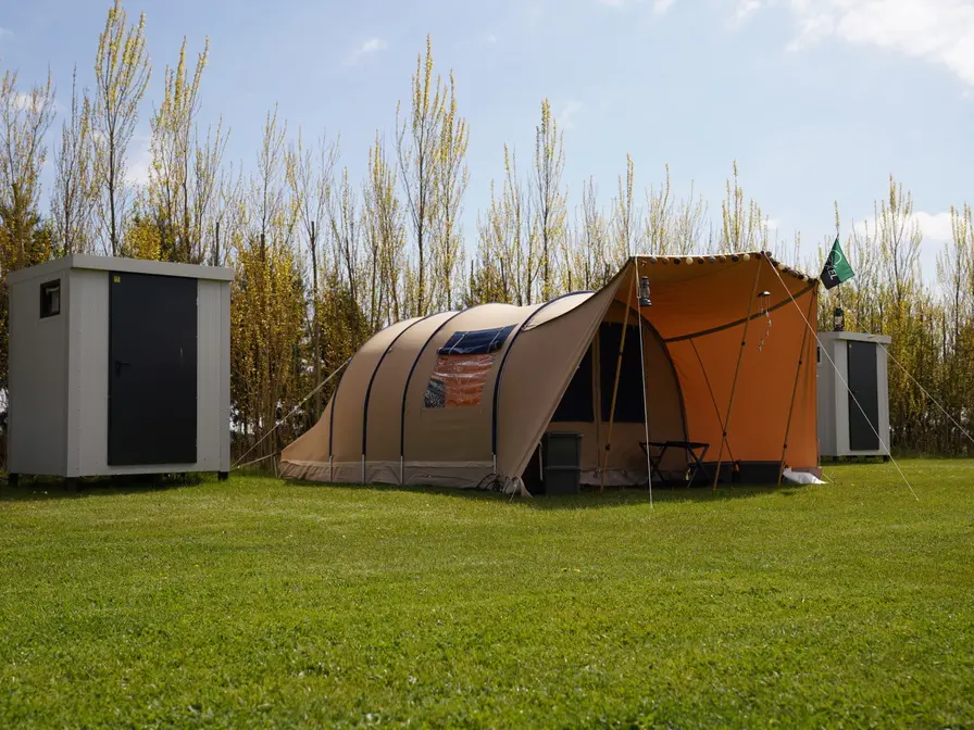 Kampeerplaats 06 met luxe privé sanitair