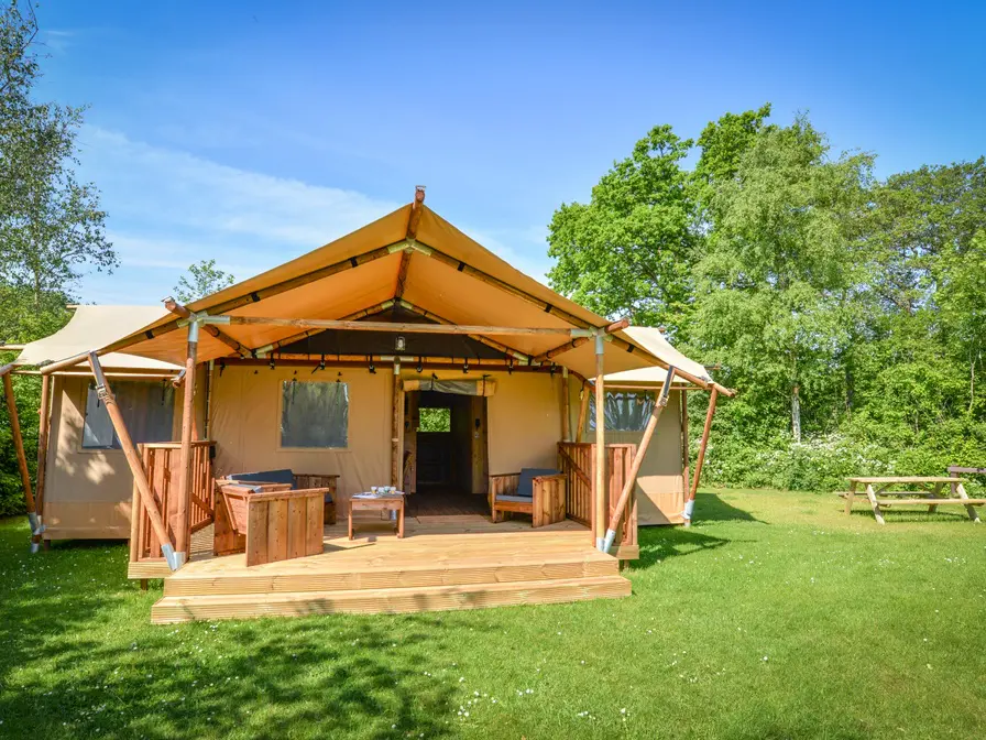 Royaal ingerichte tent met badkamer